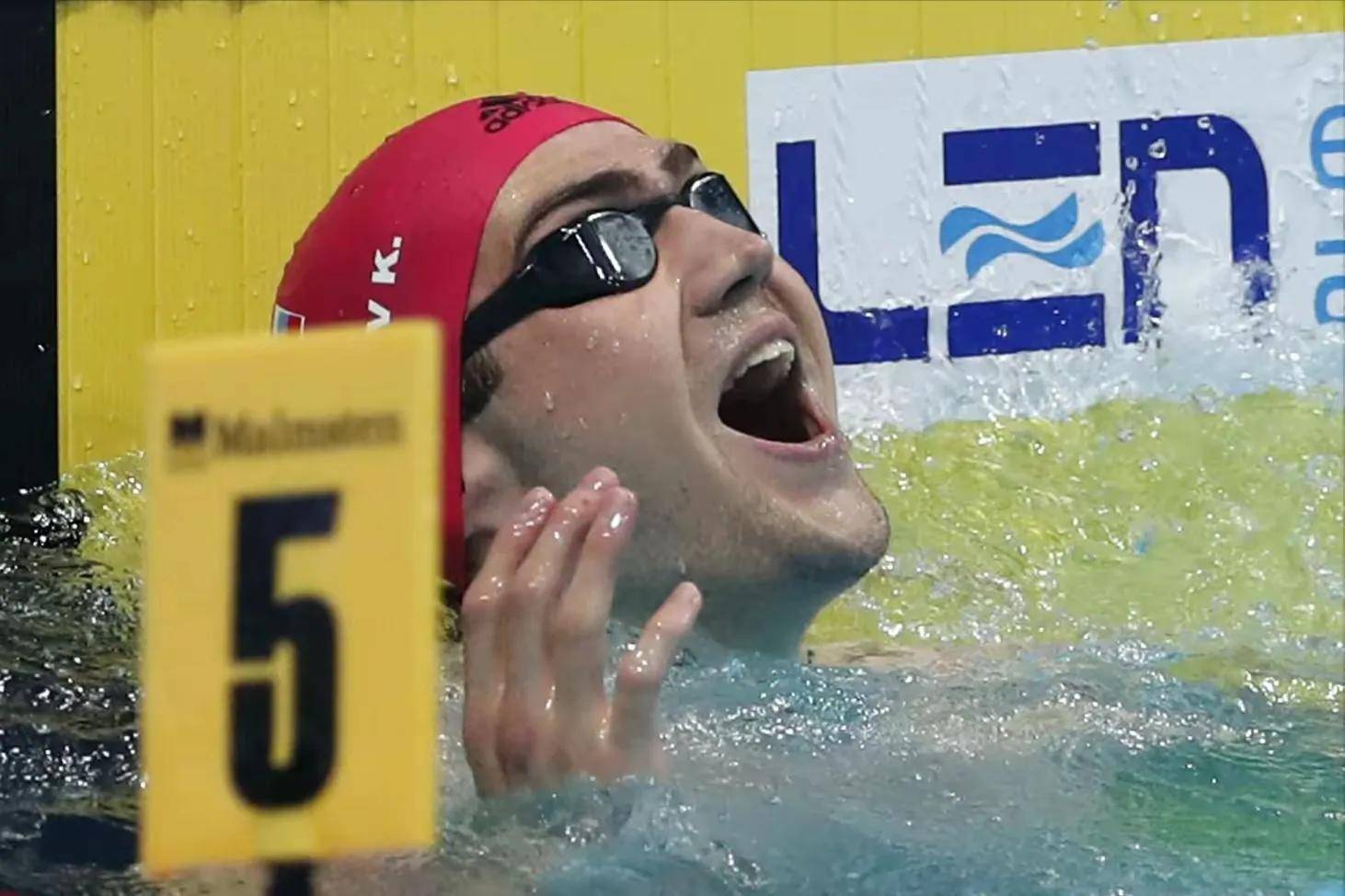 乌克兰选手在游泳比赛中刷新纪录，备受瞩目