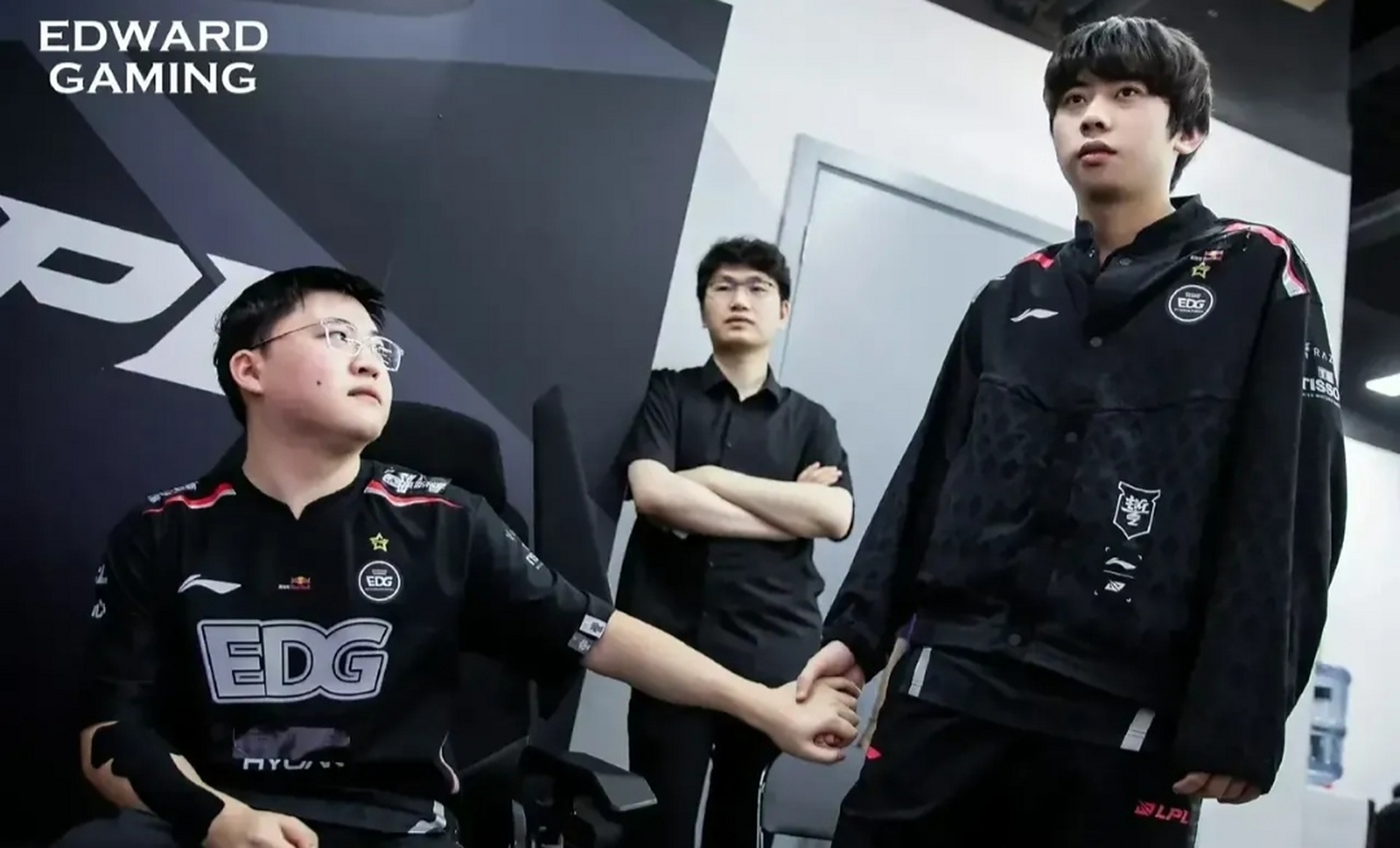 关于JDG横扫EDG,Uzi单局斩获MVP入围赛3:0(广州)的信息 关于JDG横扫EDG,Uzi单局斩获MVP入围赛3:0(广州)的信息