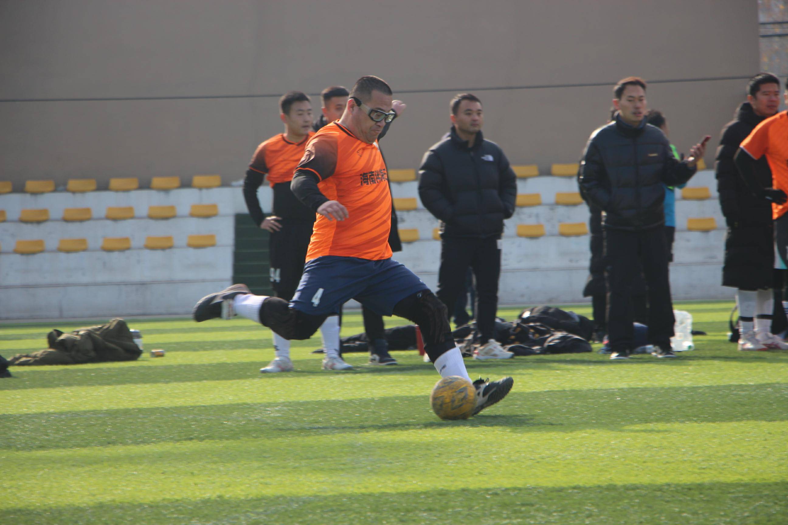 足球比赛中意外事故引人深思 足球比赛中意外事故引人深思